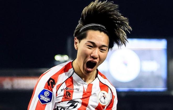 德甲两强门兴格拉德巴赫与美因茨对23岁日本边锋三户舜介表现出浓厚兴趣，多家媒体确认其有望在今夏加盟 Bundesliga